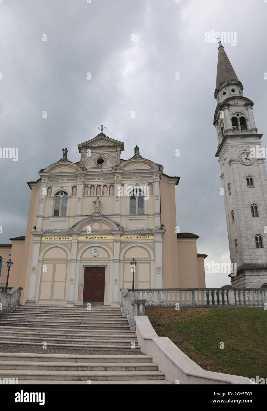 Église dans la ville appelée MONTE DI MALO près de Vicenza ville dans le nord de l'Italie et texte qui signifie INDULGENZAPLENARIAQUOTIDIANA en langue italienne Banque D'Images