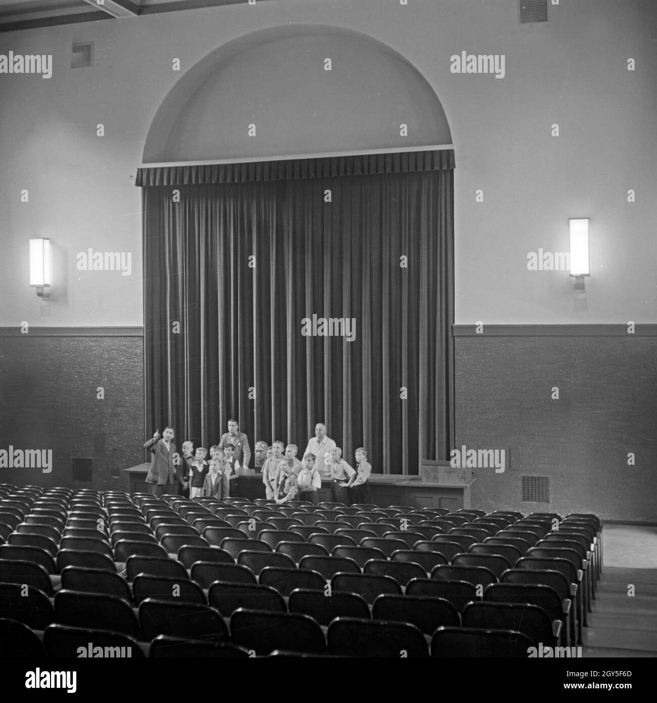 Die im Besuchergruppe Vortragssaal der Sternwarte Berlin Treptow, Deutschland 1930er Jahre. Le jeune groupe de visiteurs à la salle de conférence de l'Observatoire de Berlin Treptow, Allemagne 1930. Banque D'Images