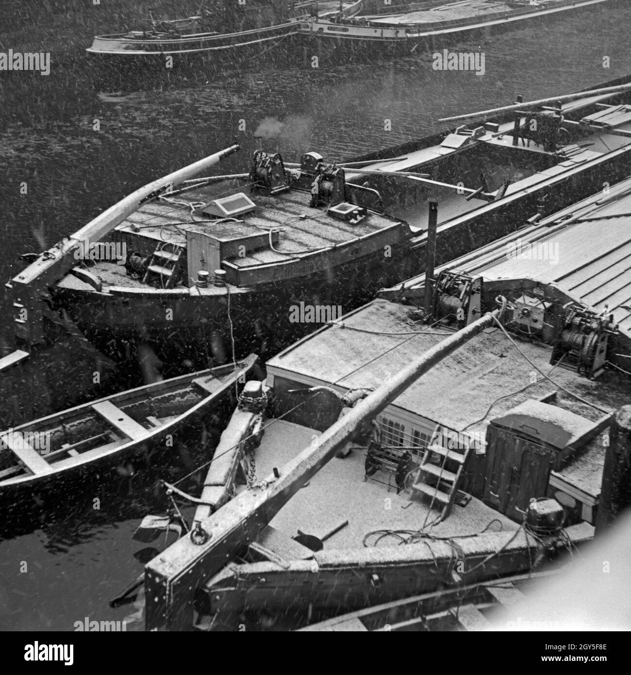 Kähne auf der Spree im Schneetreiben, Deutschland 1930 er Jahre. Barges sur la rivière Spree dans la neige, l'Allemagne des années 1930. Banque D'Images