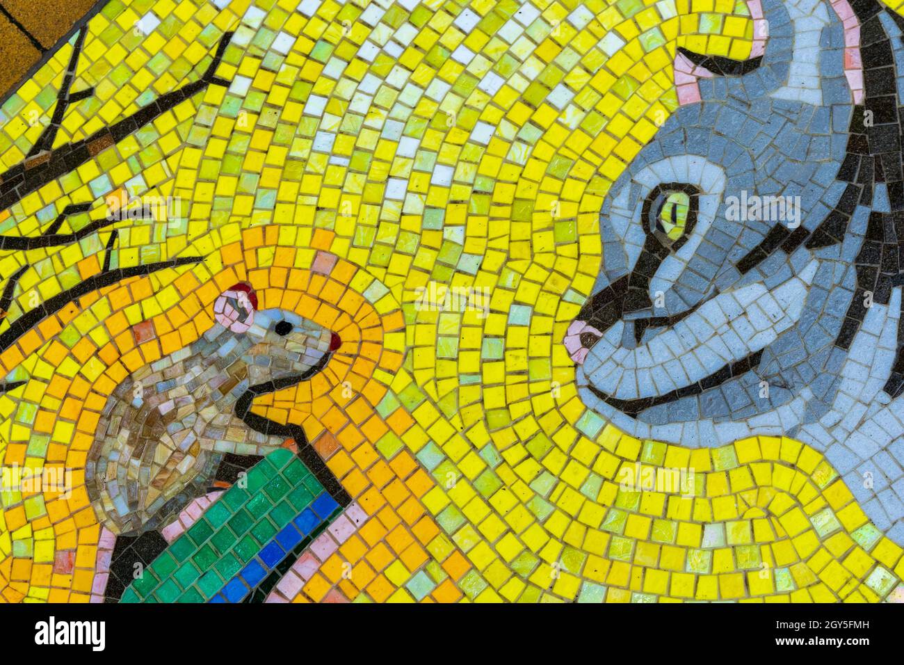 Zelenogradsk, région de Kaliningrad, Russie, 09.14.2021 panneau mosaïque représentant un chat et une souris. Zone de randonnée publique à Zelenogradsk. Banque D'Images