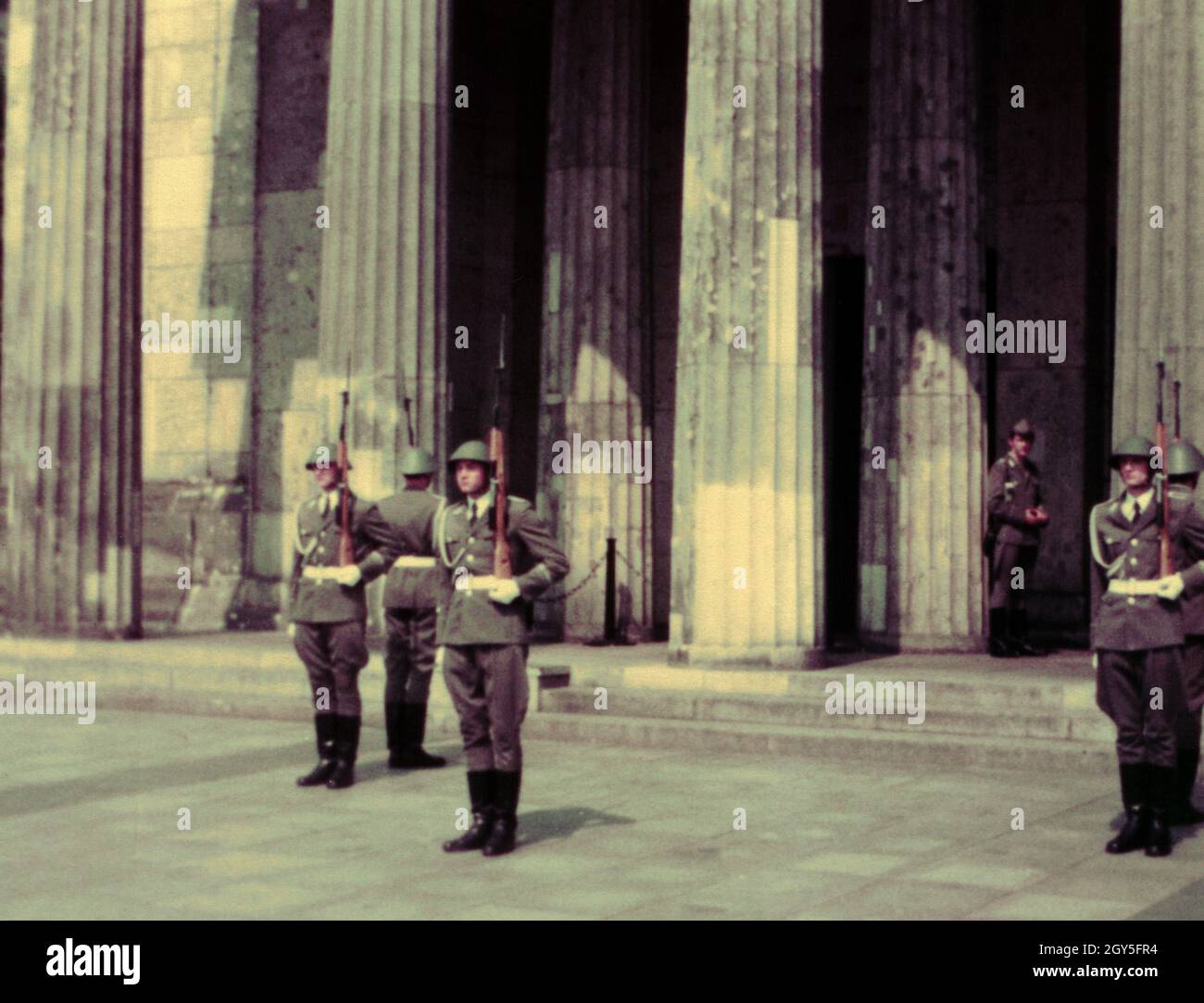 Gardes armés en service de cérémonie, Berlin, Allemagne de l'est,1982 Banque D'Images