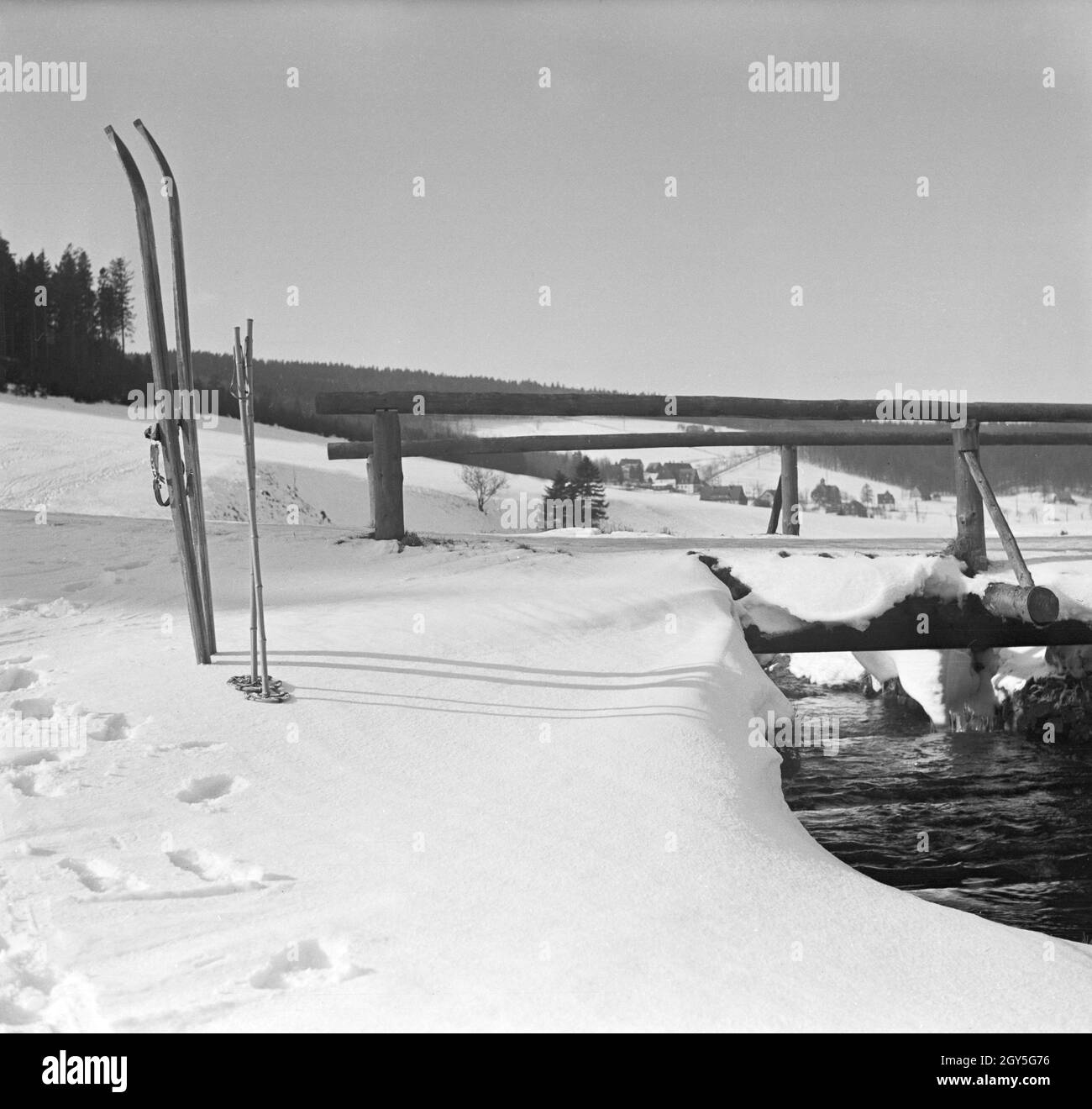 Ein Ausflug in das Skigebiet Reheberg im Erzgebirge, Deutsches Reich 1930er Jahre. Une excursion à la région de ski dans les montagnes Reheberg Erz, Allemagne 1930. Banque D'Images