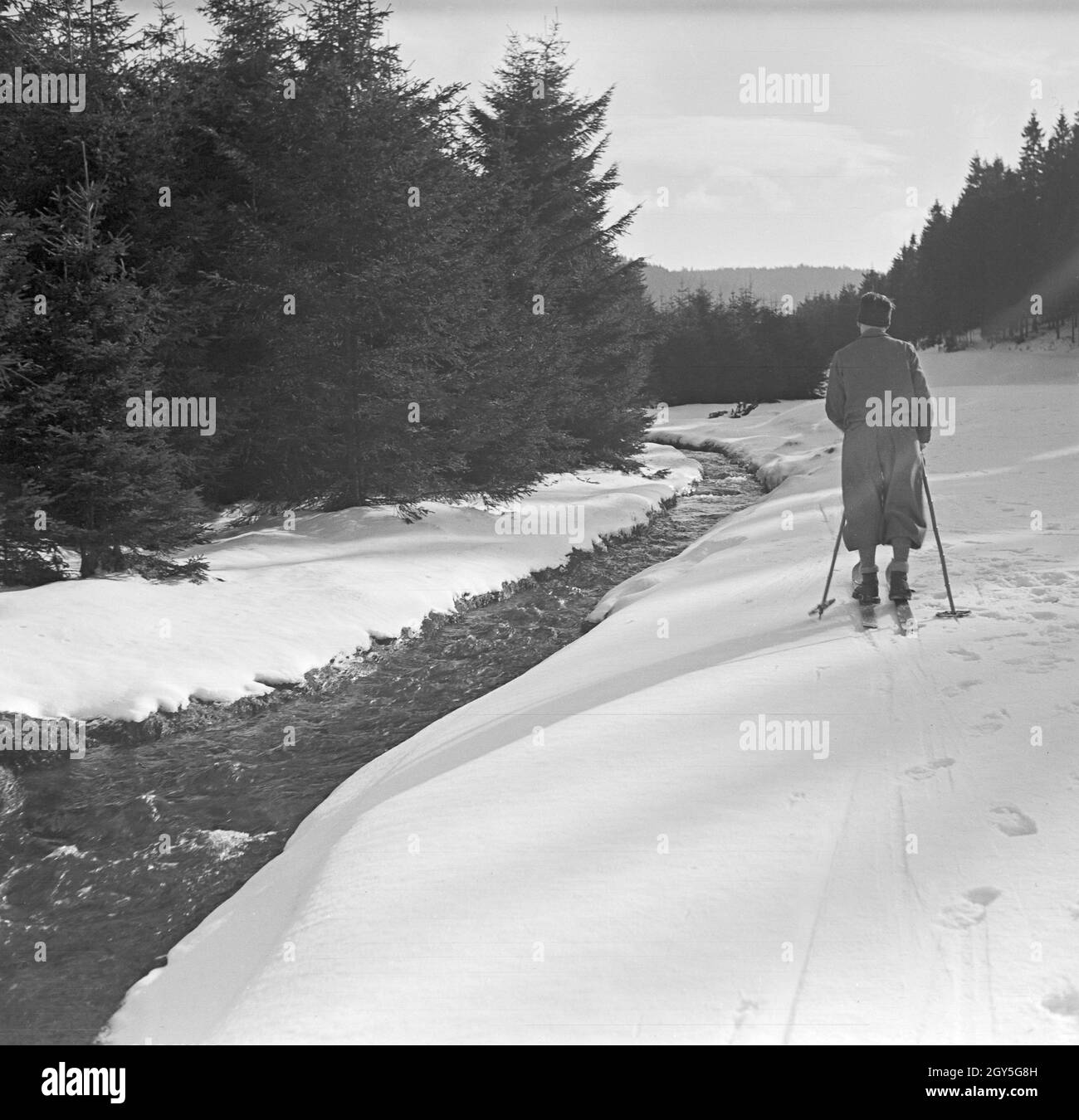 Ein Ausflug in das Skigebiet Reheberg im Erzgebirge, Deutsches Reich 1930er Jahre. Une excursion à la région de ski dans les montagnes Reheberg Erz, Allemagne 1930. Banque D'Images