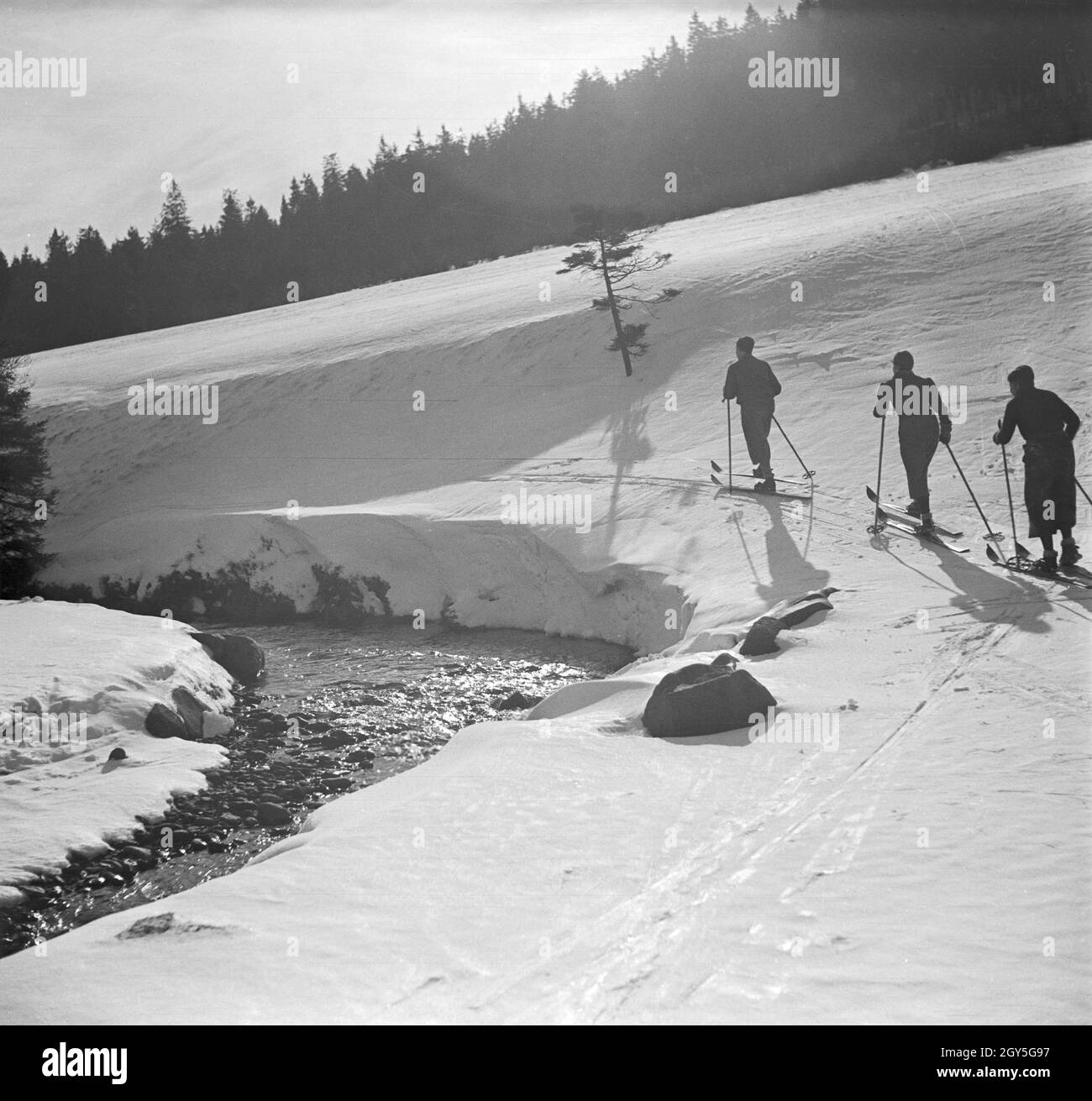 Ein Ausflug in das Skigebiet Reheberg im Erzgebirge, Deutsches Reich 1930er Jahre. Une excursion à la région de ski dans les montagnes Reheberg Erz, Allemagne 1930. Banque D'Images