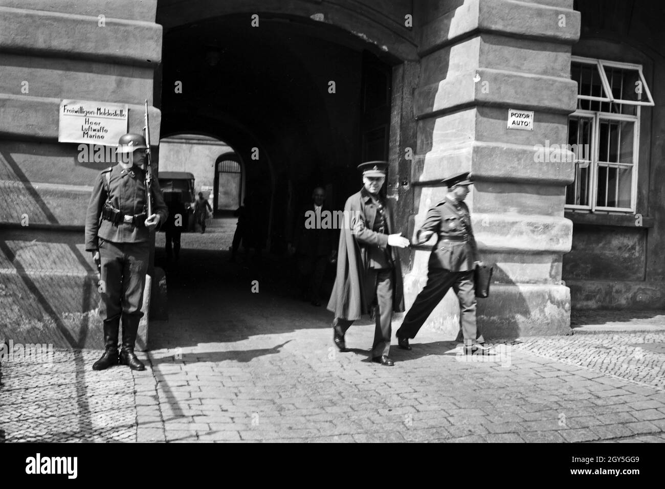 Originalbildunterschrift: Tschechische Offiziere verlassen das frühere Landeskommando des tschechische Heeres in Prag.Heute Kommandantur der deutschen Wehrmacht in Prag, 1930er Jahre. Banque D'Images