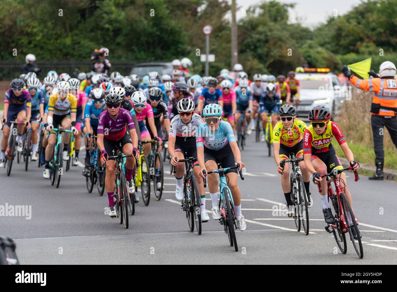 Rettendon, Essex, Royaume-Uni.7 octobre 2021.La quatrième étape de la course cycliste féminine est en cours, avec le départ à Shoeburyness en voyant les pilotes se diriger vers la campagne d'Essex sur un parcours de 117,8 km, en course vers la ligne d'arrivée sur le front de mer à Southend on Sea.Le peloton approche de l'autoroute à péage de Rettendon Banque D'Images Rettendon, Essex, Royaume-Uni.7 octobre 2021.La quatrième étape de la course cycliste féminine est en cours, avec le départ à Shoeburyness en voyant les pilotes se diriger vers la campagne d'Essex sur un parcours de 117,8 km, en course vers la ligne d'arrivée sur le front de mer à Southend on Sea.Le peloton approche de l'autoroute à péage de Rettendon Banque D'Images