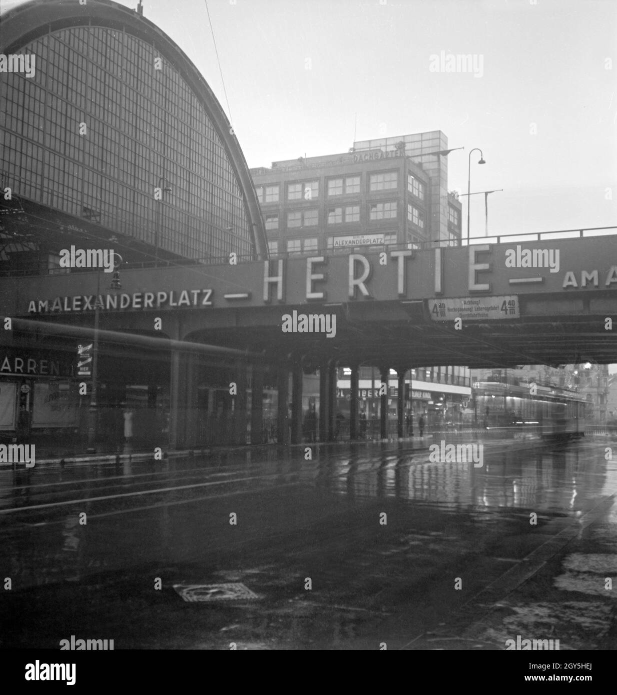 Die Unterführung am Bahnhof Berlin Alexanderplatz, Deutschland 1940. La place Alexanderplatz de Berlin, Allemagne 1940. Banque D'Images