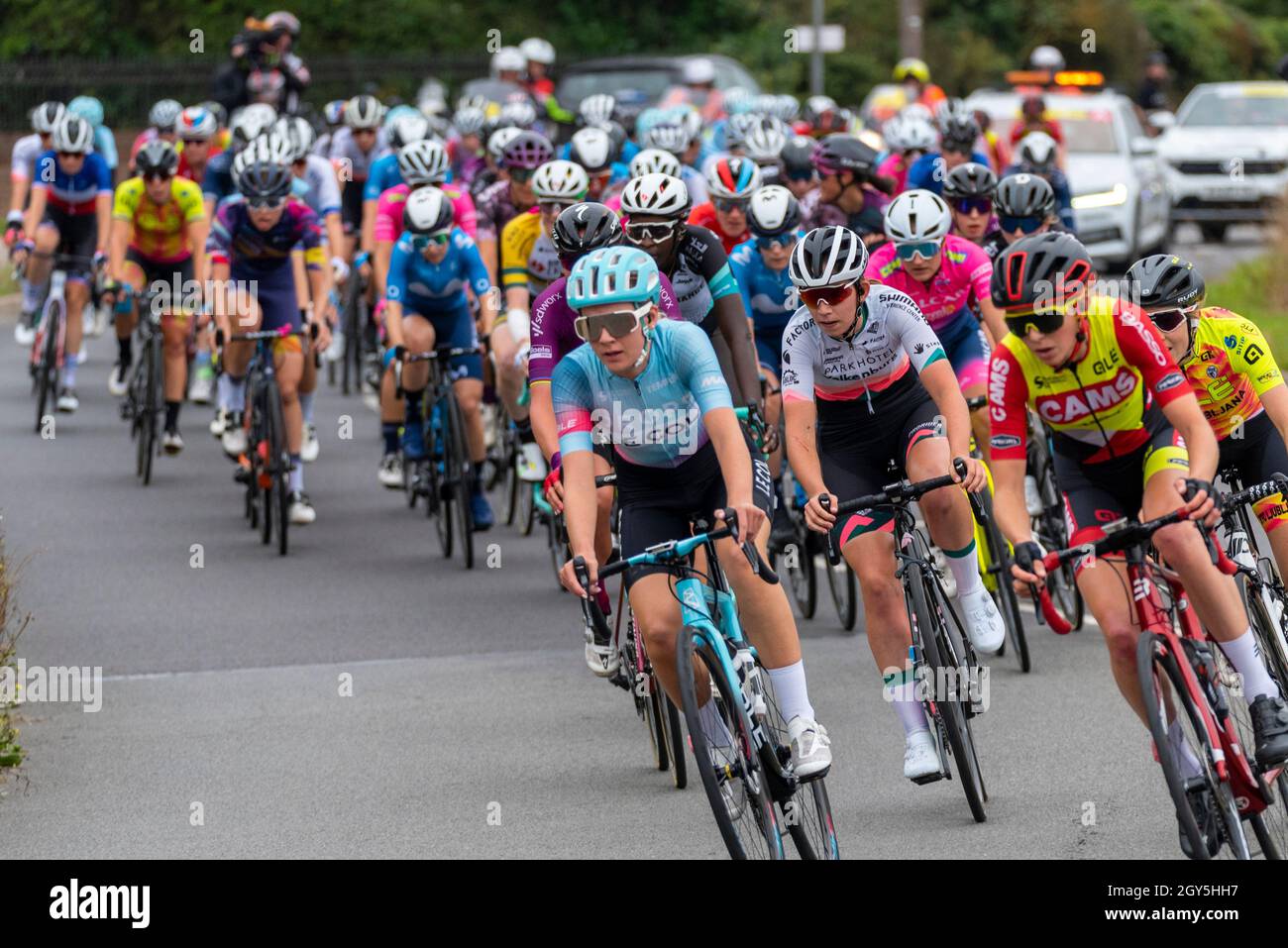 Rettendon, Essex, Royaume-Uni.7 octobre 2021.La quatrième étape de la course cycliste féminine est en cours, avec le départ à Shoeburyness en voyant les pilotes se diriger vers la campagne d'Essex sur un parcours de 117,8 km, en course vers la ligne d'arrivée sur le front de mer à Southend on Sea.Le peloton approche de l'autoroute à péage de Rettendon Banque D'Images Rettendon, Essex, Royaume-Uni.7 octobre 2021.La quatrième étape de la course cycliste féminine est en cours, avec le départ à Shoeburyness en voyant les pilotes se diriger vers la campagne d'Essex sur un parcours de 117,8 km, en course vers la ligne d'arrivée sur le front de mer à Southend on Sea.Le peloton approche de l'autoroute à péage de Rettendon Banque D'Images