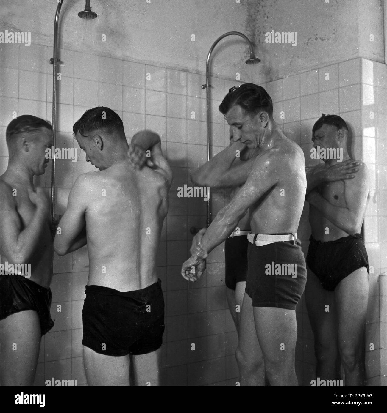 Original-Bildunterschrift : Mannschaften beim Duschen, Deutschland 1940er Jahre. Les hommes de prendre une douche, de l'Allemagne des années 40. Banque D'Images