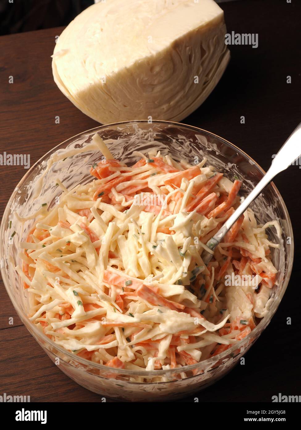 Salade traditionnelle de chou blanc avec carottes, ciboulette, yaourt naturel et mayonnaise végétalienne. Tout en qualité organique ! Concept de saine alimentation Banque D'Images