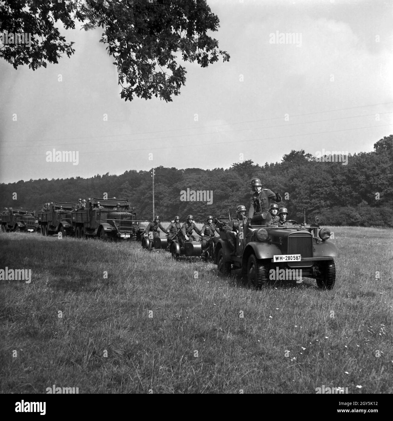 Motorizierte Original-Bildunterschrift : Eine Abteilung der Minenpioniere erscheint une einer Stelle und gefährdeten high eine Minensperre im Gelände, Deutschland 1940er Jahre. Une unité de génie militaire motorisé vient dans une région où ils ont à mettre des mines terrestres, l'Allemagne des années 40. Banque D'Images