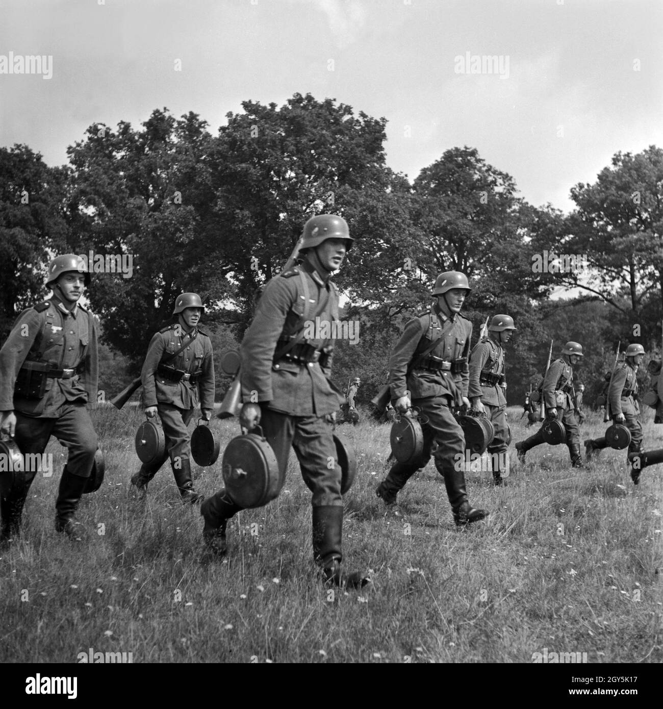 Minenlege-Kompanie Original-Bildunterschrift : Pioniere eines beim Legen einer Minensperre im Gelände ; sie haben die Fahrzeuge verlassen und die Stellung befohlene schwärmen en aus Deutschland, 1940er Jahre. Soldats d'une unité du génie militaire à l'essaimage pour poser des mines terrestres, l'Allemagne des années 40. Banque D'Images