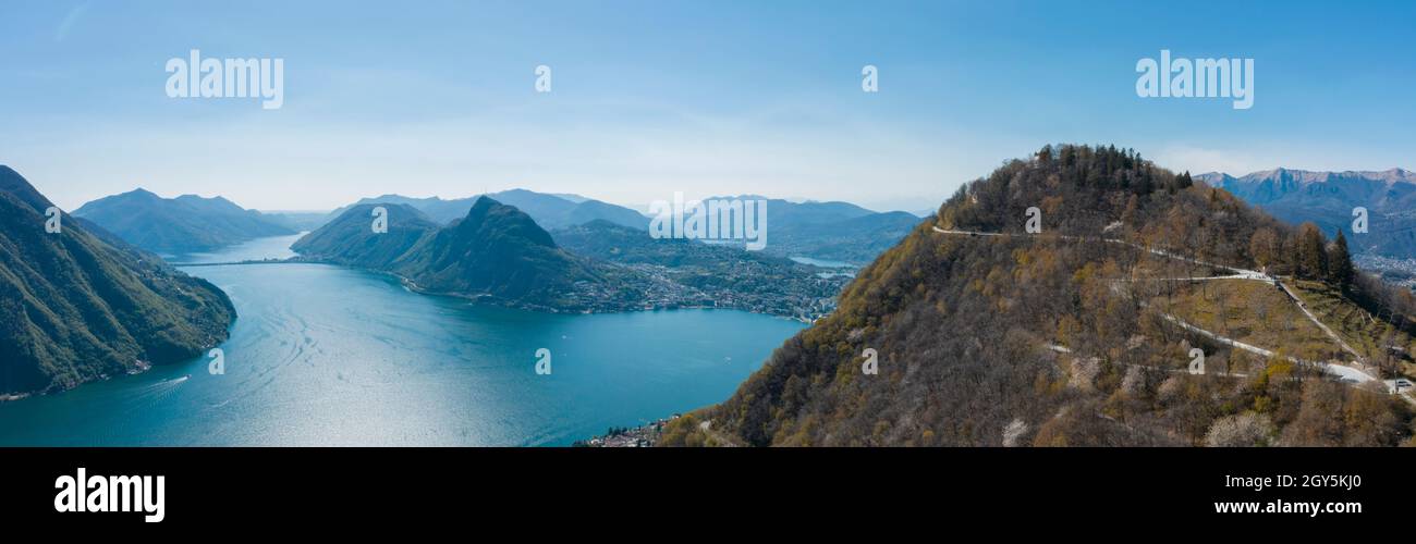 Vue aérienne sur le lac de Lugano, la ville de Lugano et le Monte Bè dans le canton du Tessin, dans le sud de la Suisse.Jour ensoleillé Banque D'Images