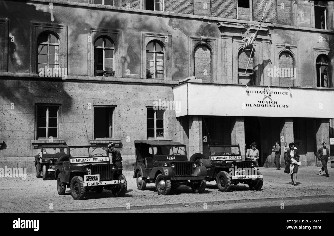 Eingang zum Hauptquartier der amerikanischen Militärpolizei am Odeonsplatz, Ludwigstraße à München, Allemagne 1940er Jahre.Entrée du quartier général de Munich de la police militaire américaine dans la rue Ludwigstrasse, près de la place Odeonsplatz, Allemagne des années 1940. Banque D'Images