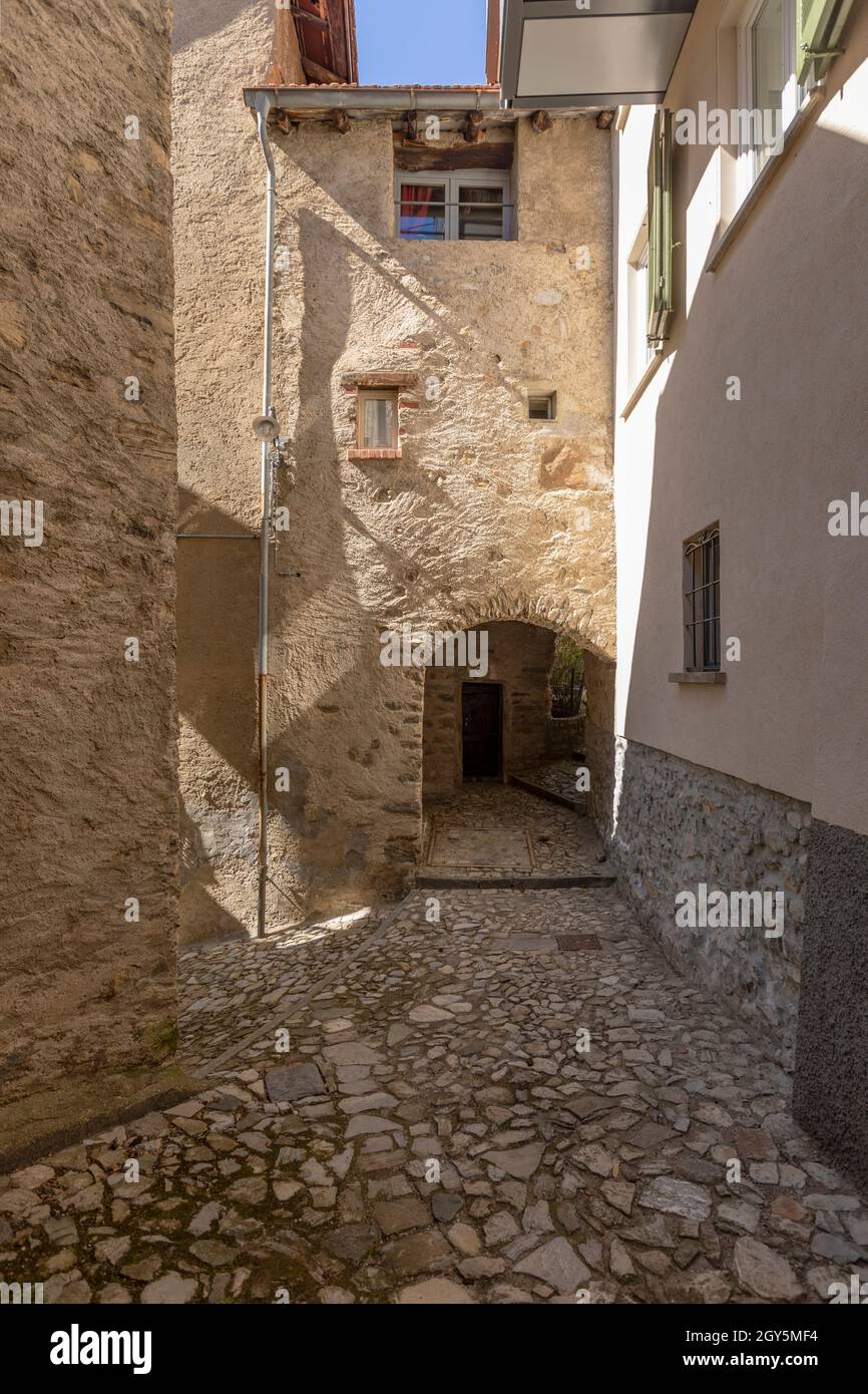 08.04.2021 Brè Paese au Tessin, Suisse.Allée et personne à l'intérieur Banque D'Images