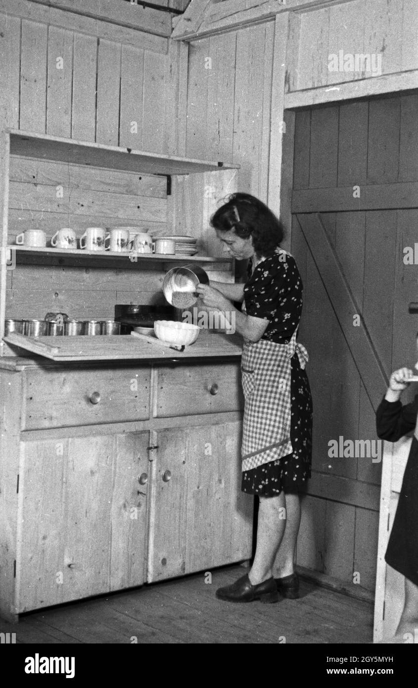 Eine Frau steht im Nachkriegsdeutschland ihren Mann BEI der Versorgung der Familie, Deutschland 1940er Jahre.Une femme qui fait son travail en prenant soin de la famille dans l'Allemagne d'après-guerre, années 1940. Banque D'Images