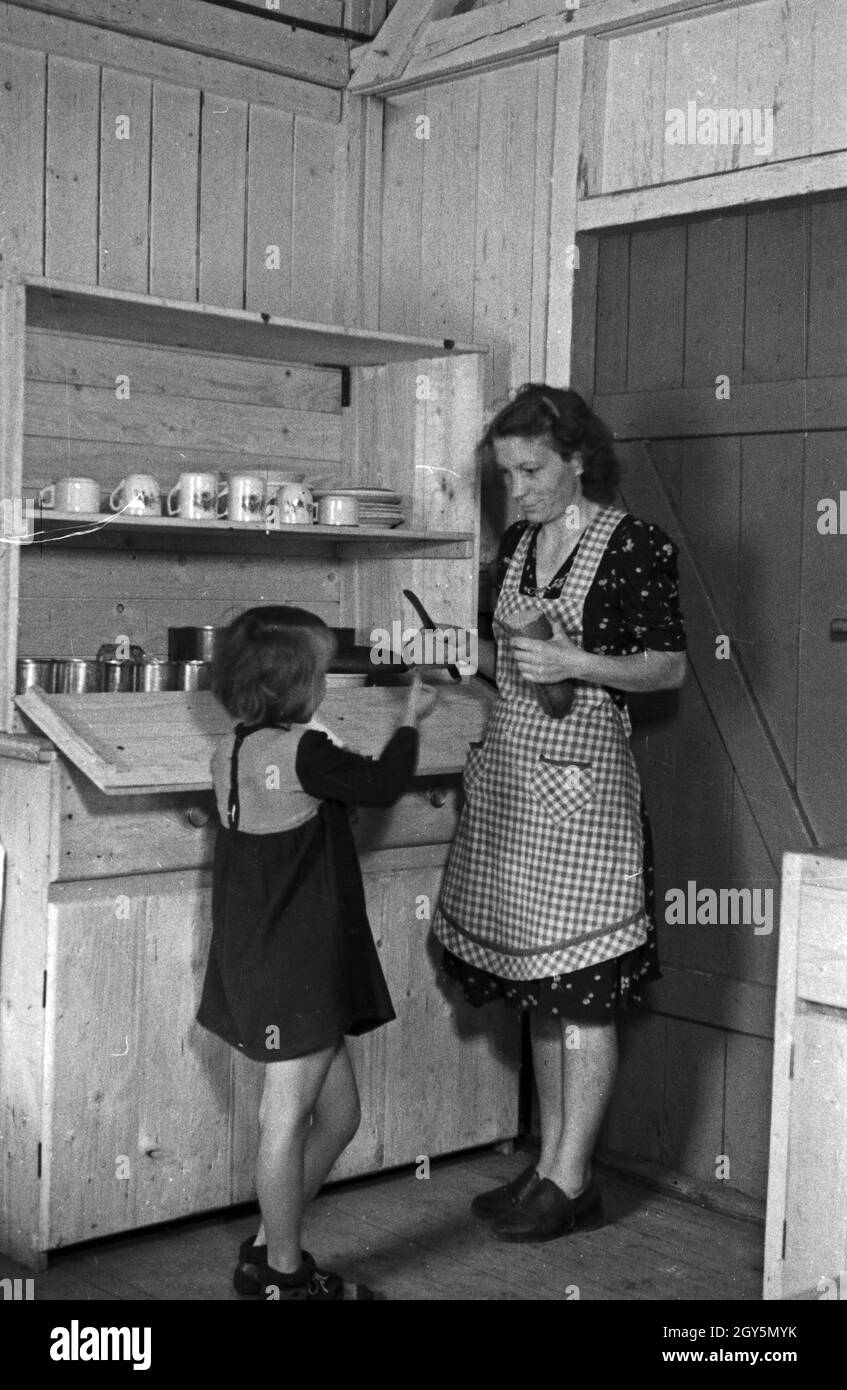 Eine Frau steht im Nachkriegsdeutschland ihren Mann BEI der Versorgung der Familie, Deutschland 1940er Jahre.Une femme qui fait son travail en prenant soin de la famille dans l'Allemagne d'après-guerre, années 1940. Banque D'Images