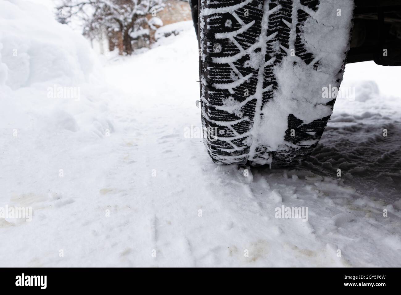 Gros plan sur les pneus d'hiver.Pneus de voiture sur la route recouverte de neige. Banque D'Images