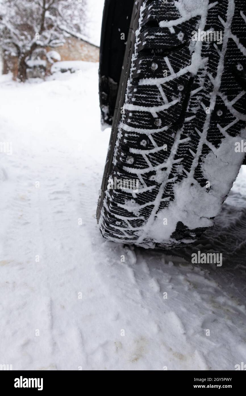 Gros plan sur les pneus d'hiver.Pneus de voiture sur la route recouverte de neige. Banque D'Images