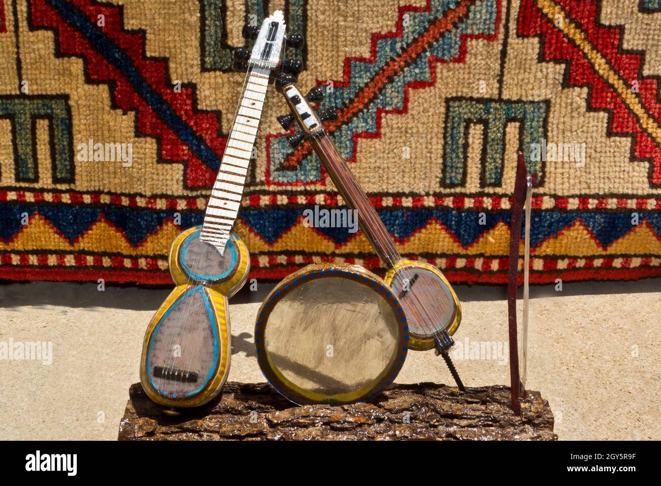 Souvenirs des instruments de musique utilisés dans l'exercice de mugham d'Azerbaïdjan. Baku Banque D'Images