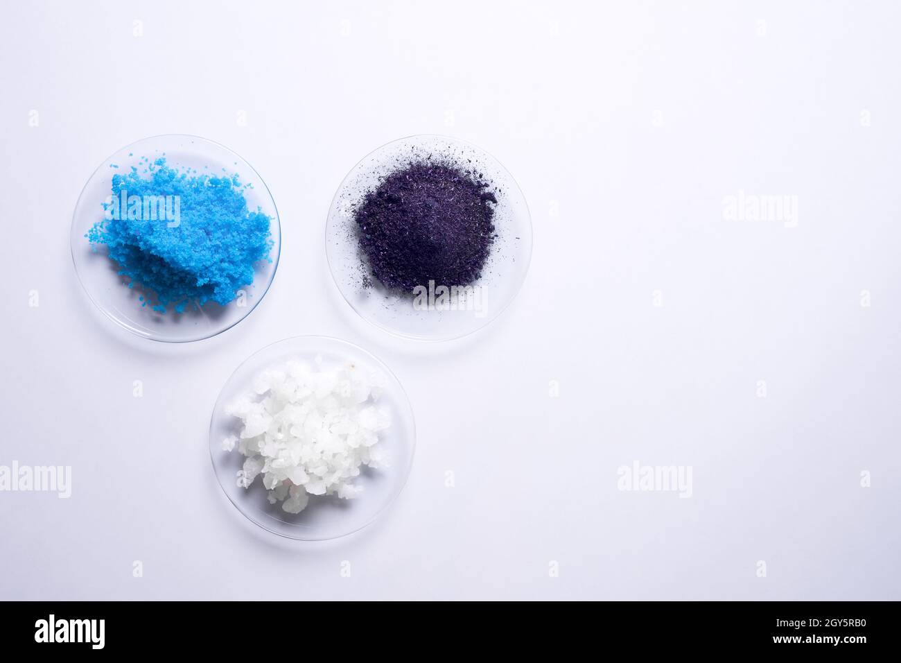 Ingrédients de produits chimiques cosmétiques sur la table de laboratoire. Sulfate de cuivre(II), chlorure de potassium, sel de mer. (Vue de dessus) Banque D'Images