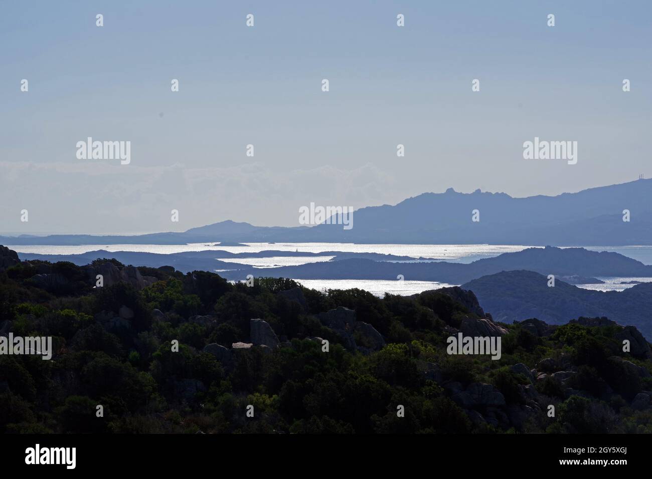 Contre-jour de la côte nord sarde depuis l'île de la Maddalena Banque D'Images