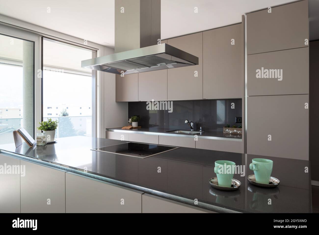 Détail de deux tasses de petit-déjeuner dans une cuisine moderne et design.Personne à l'intérieur. Banque D'Images