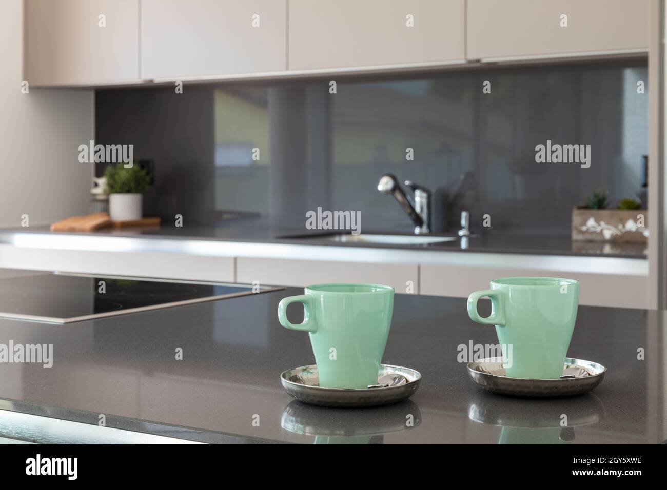 Détail de deux tasses de petit-déjeuner dans une cuisine moderne et design.Personne à l'intérieur. Banque D'Images