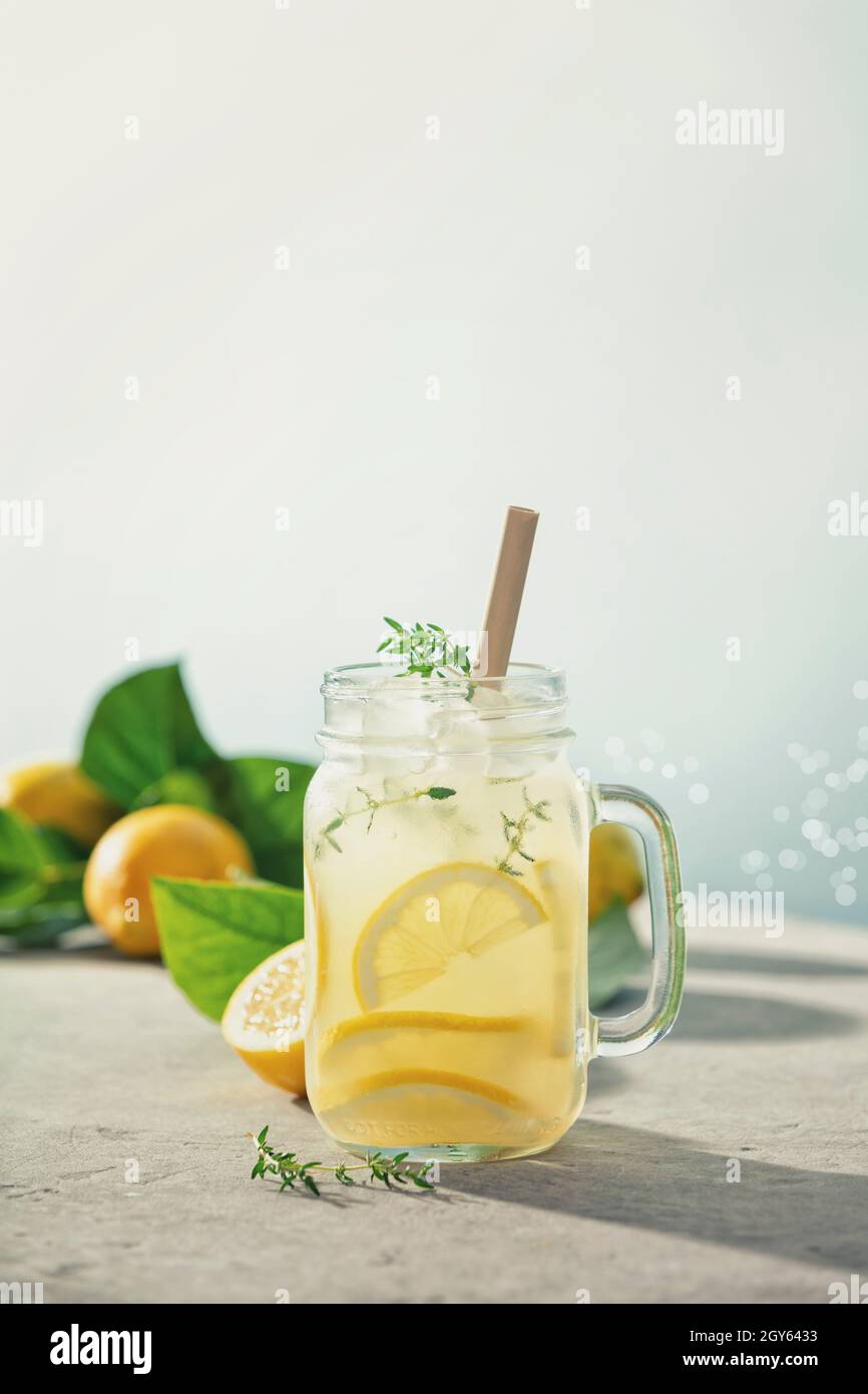 Limonade avec les ingrédients en gros plan.Cocktails d'été avec mer floue en arrière-plan Banque D'Images