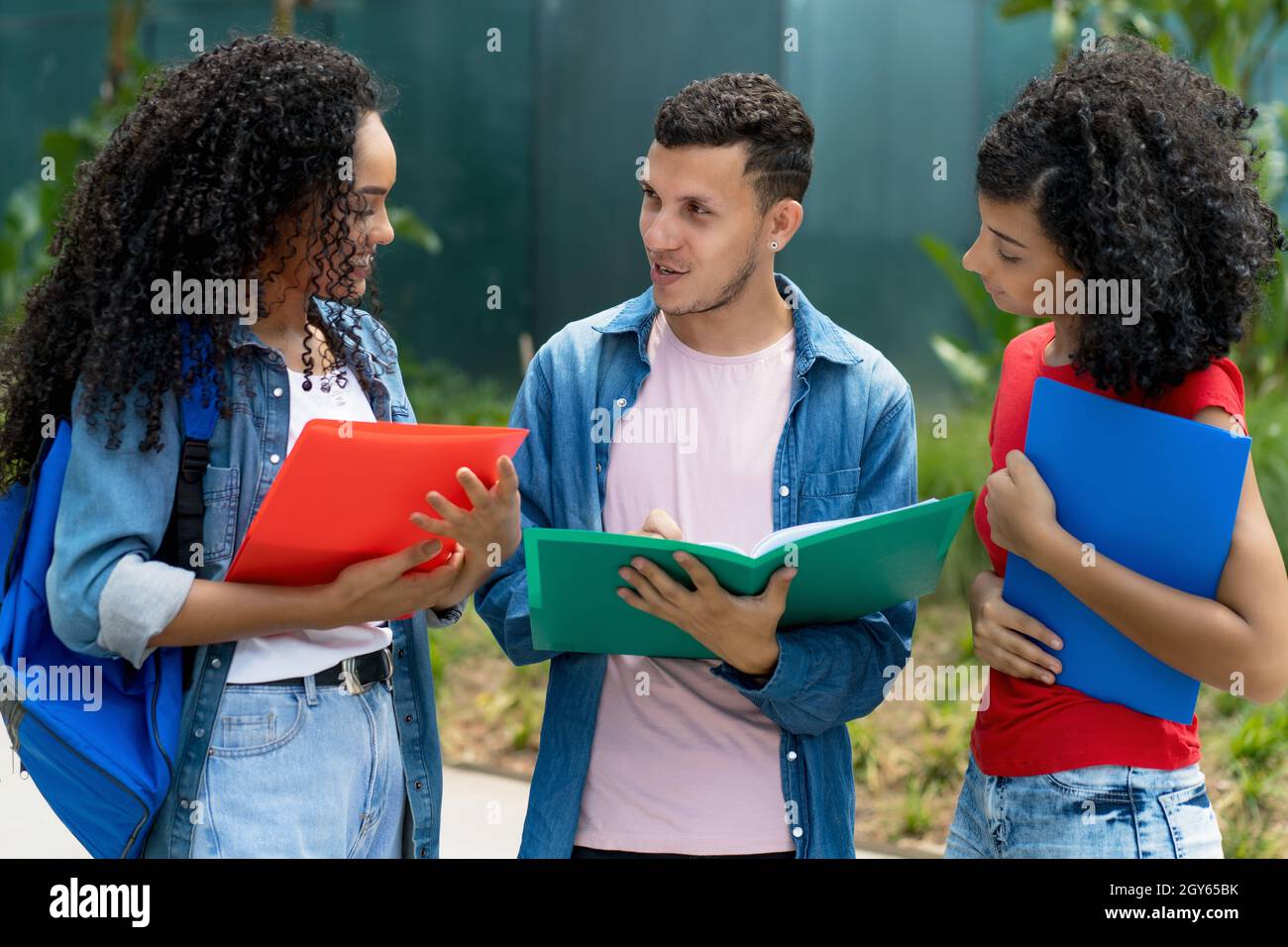 Étudiants internationaux du Brésil et des États-Unis et du Mexique en discussion sur le campus universitaire Banque D'Images