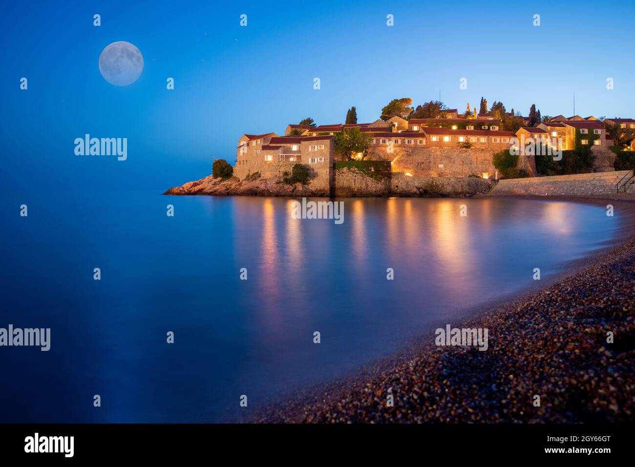 L'île de Sveti Stefan près de Budva pendant une belle nuit d'été avec lune. Monténégro, Balkans, Europe. Banque D'Images