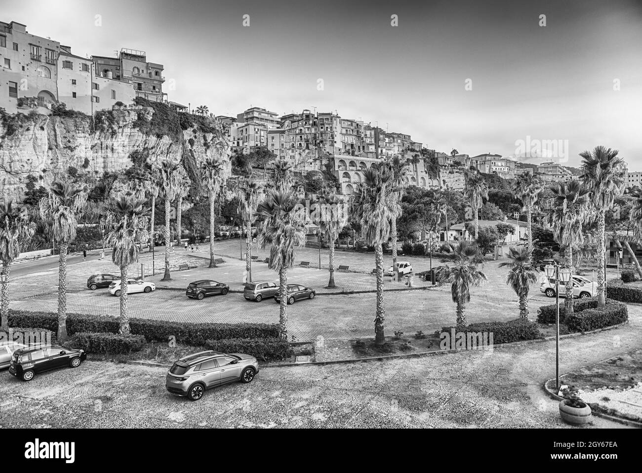 Vue sur la ville de Tropea, station balnéaire située sur le golfe de Saint Euphemia, une partie de la mer Tyrrhénienne, Calabre, Italie Banque D'Images