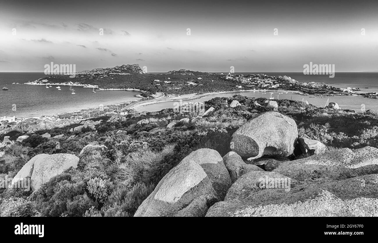 Vue aérienne de Capo Testa, péninsule pittoresque située à Santa Teresa Gallura, près du détroit de Bonifacio, situé à la pointe nord de la Sardaigne, il Banque D'Images