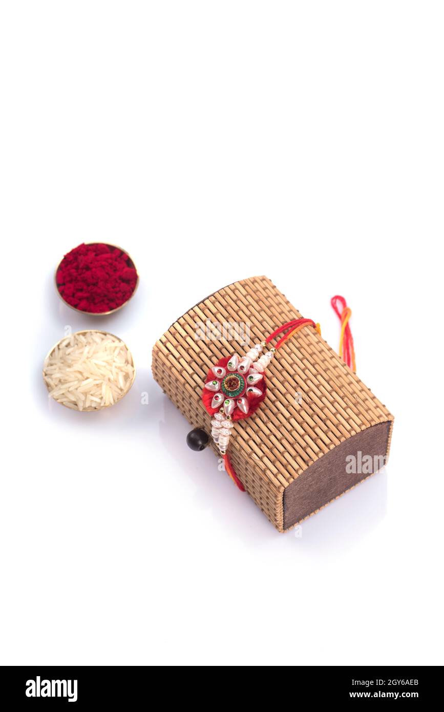 Raakhi et un cadeau pour la soeur de frère à l'occasion de Raksha bandhan. Festival indien Raksha Bandhan arrière-plan avec un élégant Rakhi. Banque D'Images