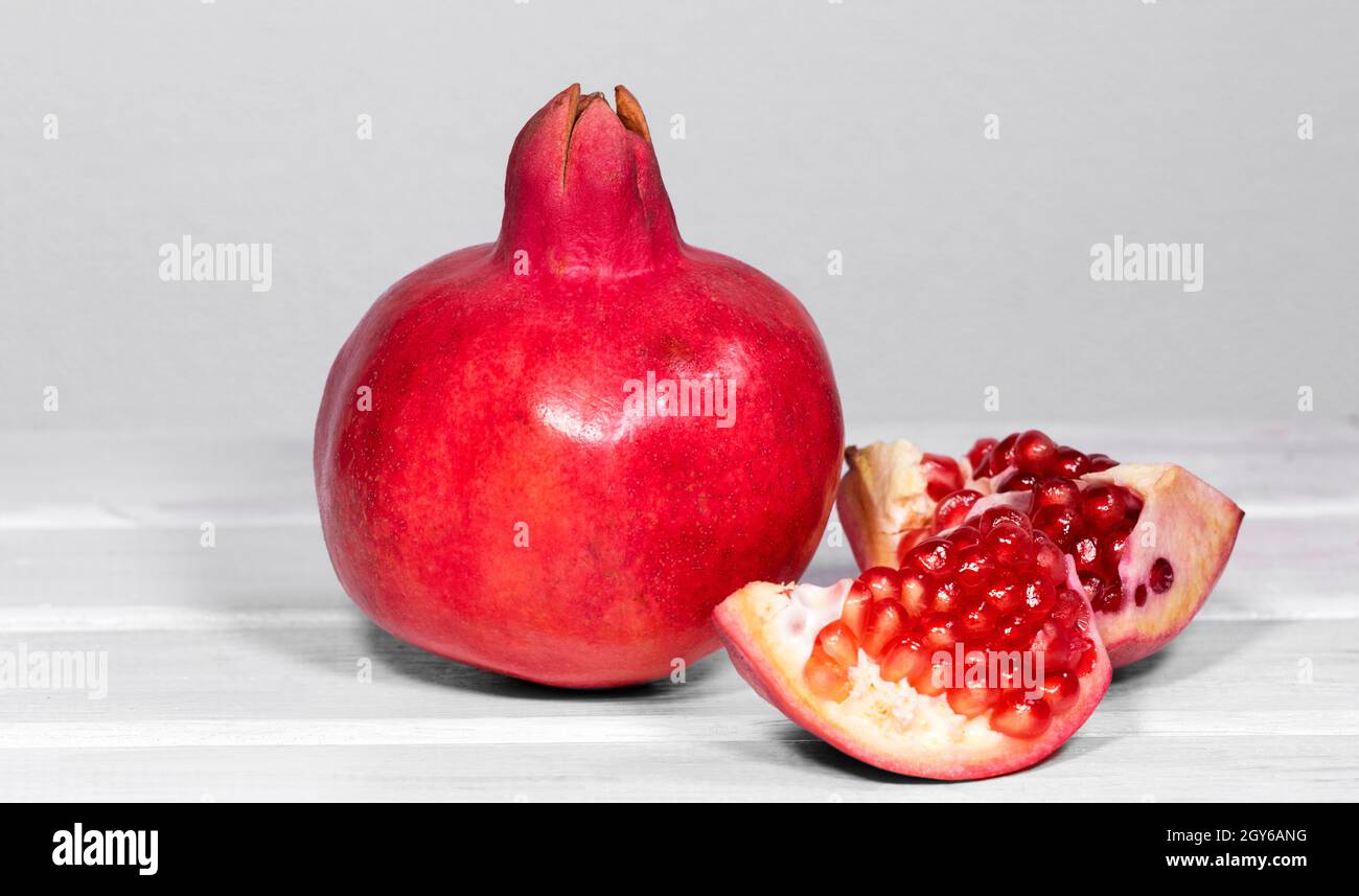 Pomegranante rouge mûr sous différentes formes, graines de fruits, sur fond blanc, produits qui élèvent l'hémoglobine, fruits exotiques Banque D'Images