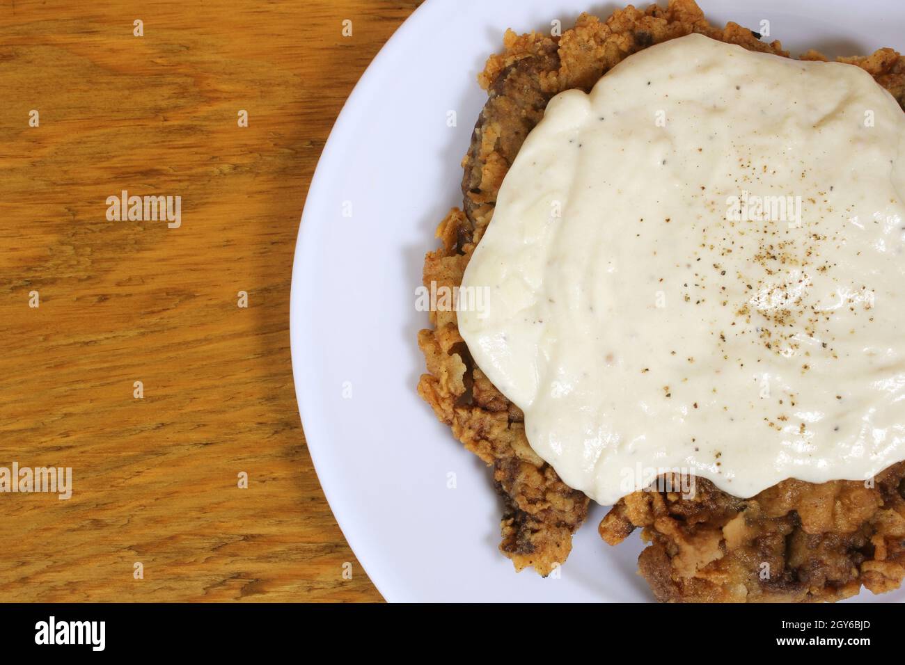 Steak de poulet frit sur une assiette blanche Banque D'Images