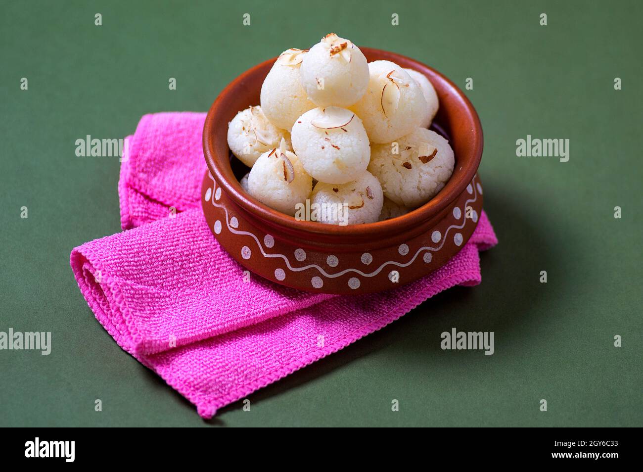 Indian Sweet - Rasgulla, Bengali célèbre bonbon en cuvette d'argile avec serviette Banque D'Images