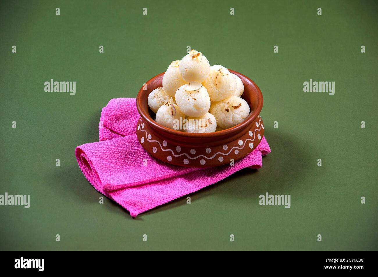 Indian Sweet - Rasgulla, Bengali célèbre bonbon en cuvette d'argile avec serviette Banque D'Images