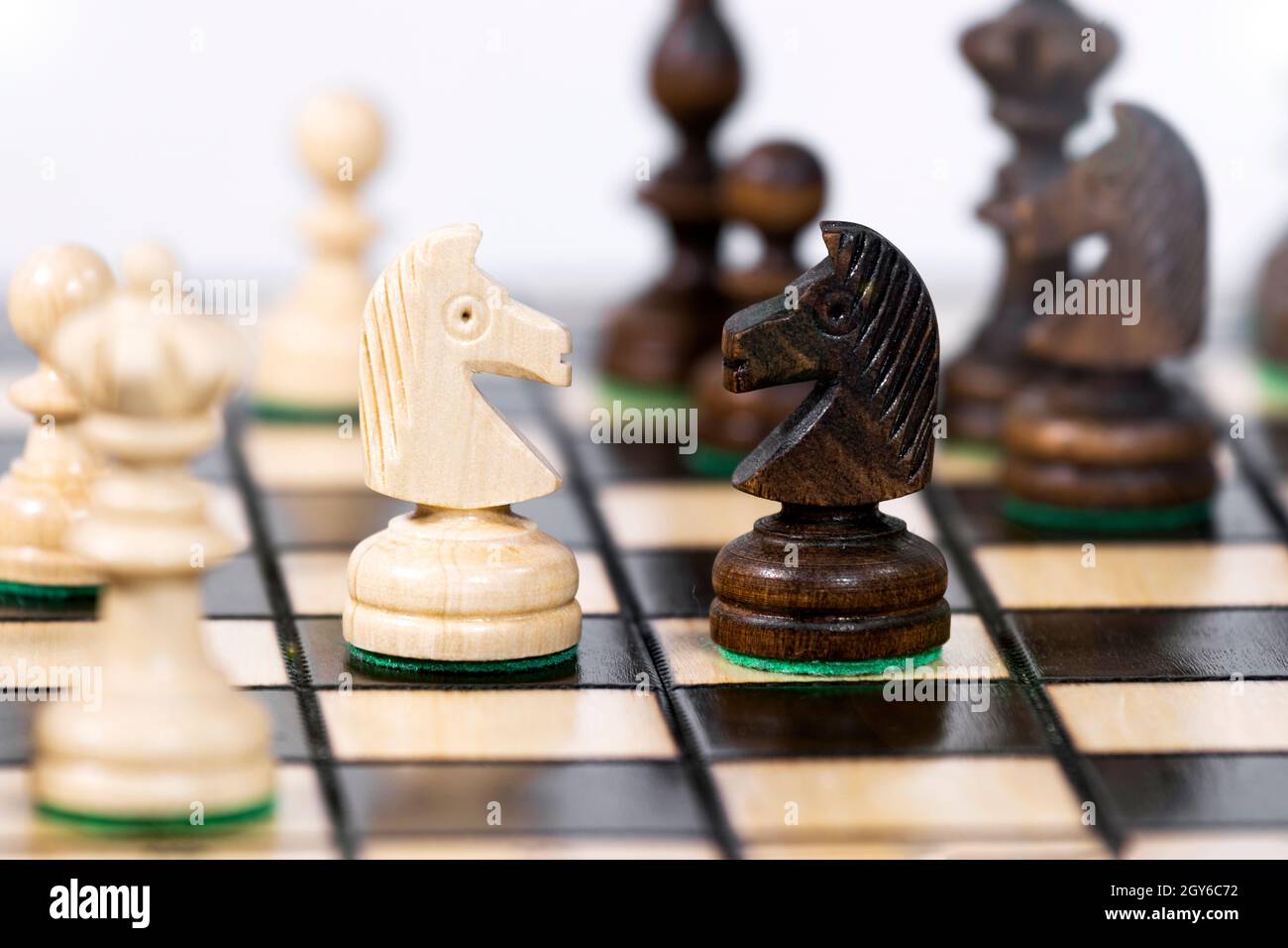 Deux Chevalier d'échecs se disputent, Chessboard Background, prennent une stratégie.Jeu d'échecs.Plan stratégique d'analyse de jeu en développement, leader Banque D'Images