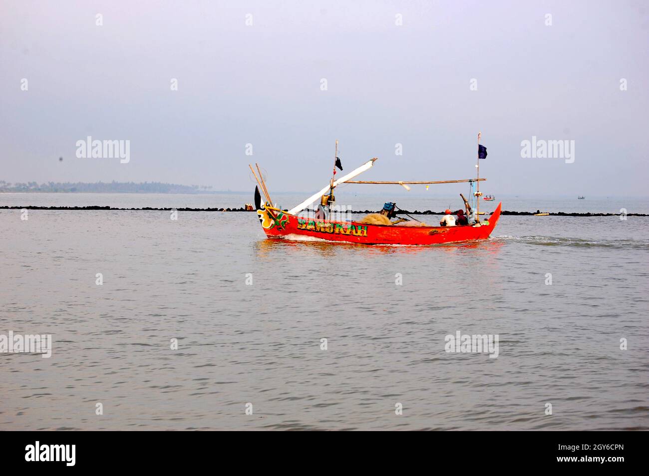 la vue d'un bateau de pêche traversant un océan Banque D'Images