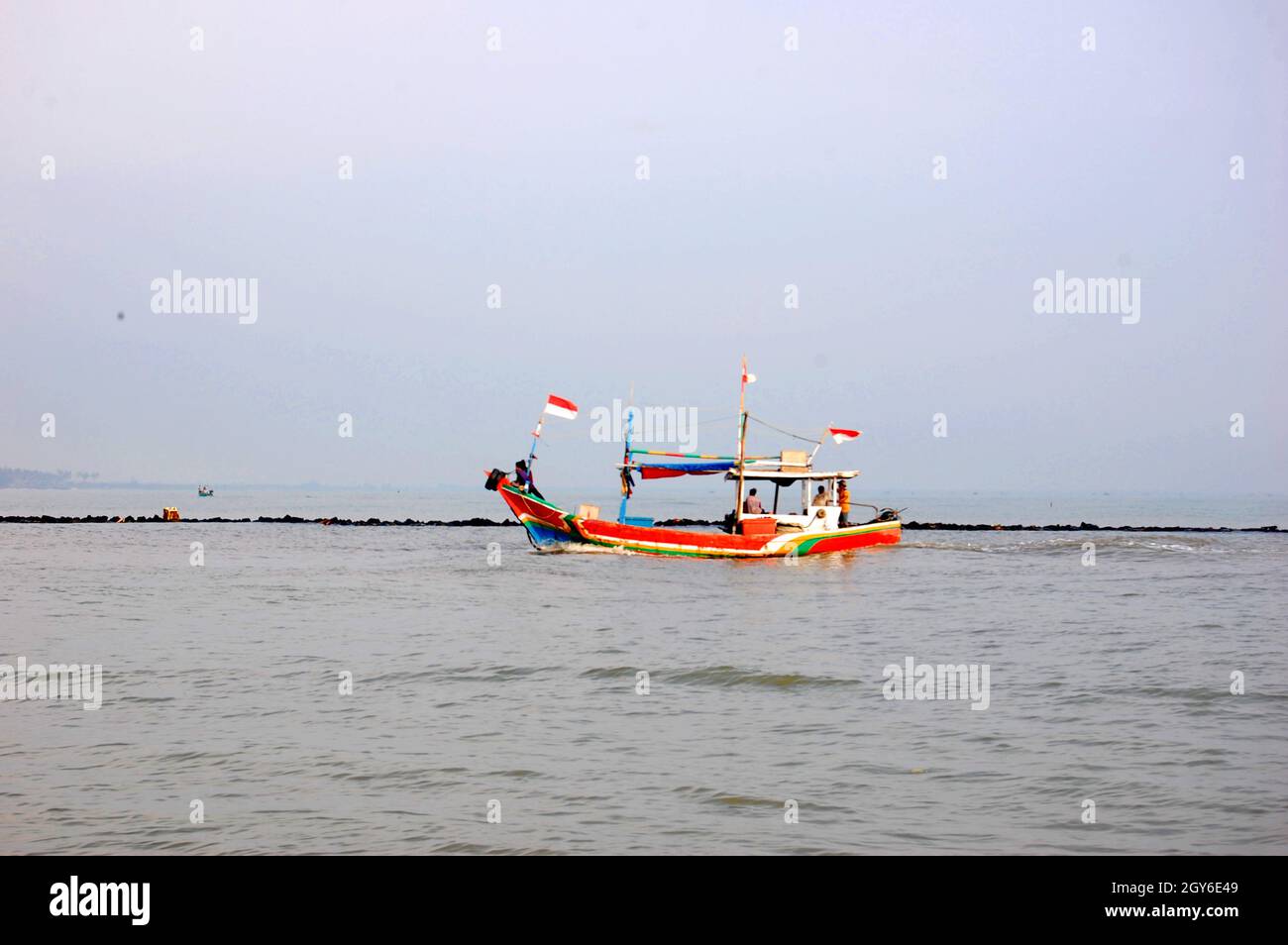 la vue d'un bateau de pêche traversant un océan Banque D'Images