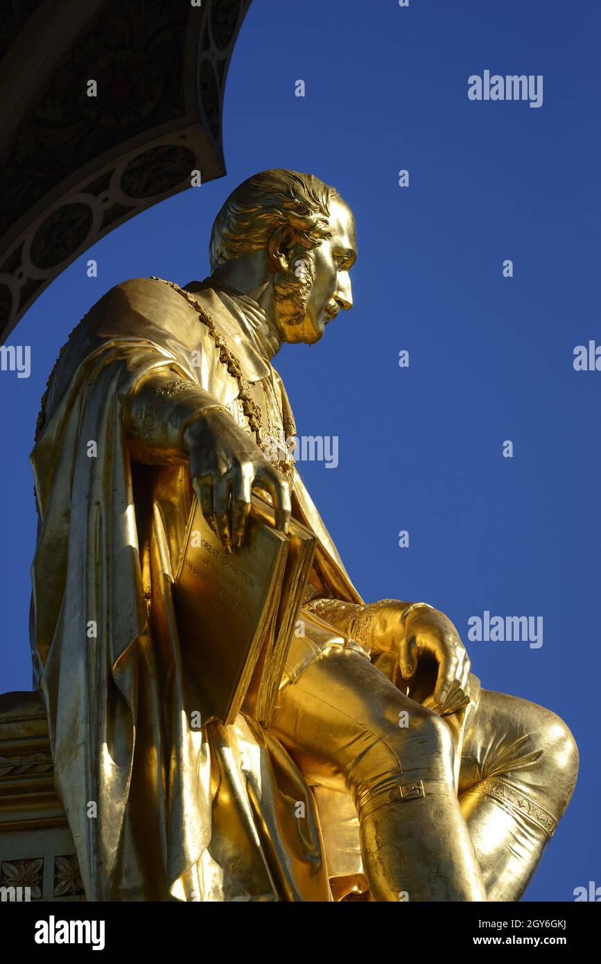 Londres, Angleterre, Royaume-Uni.Albert Memorial (1872 : George Gilbert Scott) à Kensington Gardens.Statue dorée du Prince Albert tenant le catalogue du G Banque D'Images