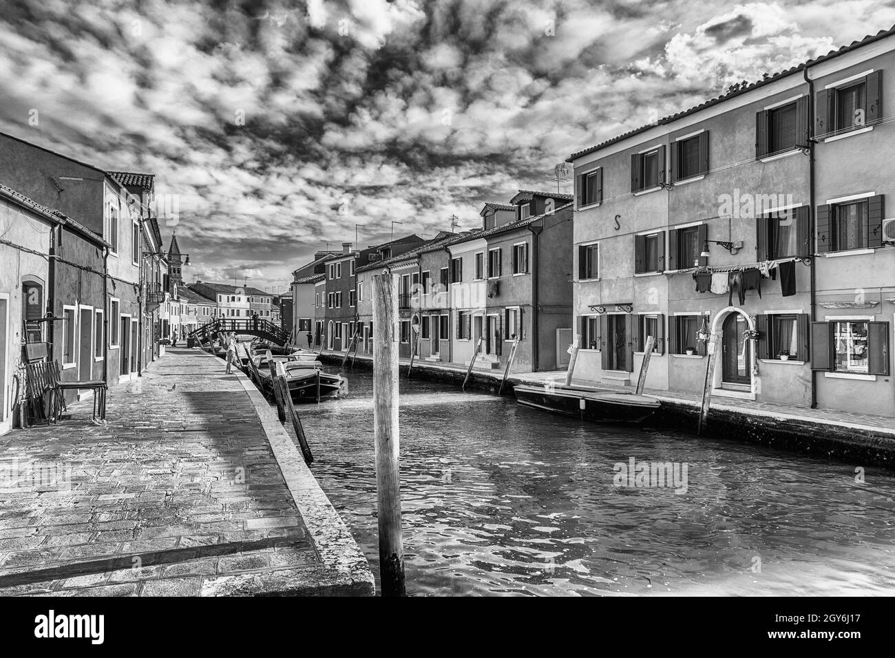 Maisons pittoresques le long du canal de l'île de Burano, Venise, Italie. L'île est une attraction populaire pour les touristes en raison de son pittoresque architecte Banque D'Images