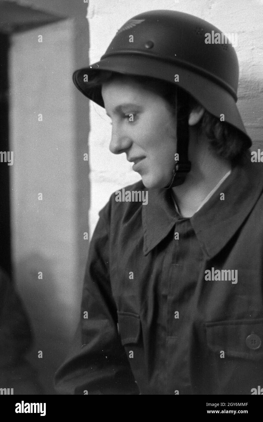 Die Weltmeisterin Anni Kapell bei ihrer Arbeit als Luftschutzwart, Deutsches Reich 1941. Champion du monde Anni Kapell à son lieu de travail comme un raid aérien Warden, Allemagne 1941 Banque D'Images