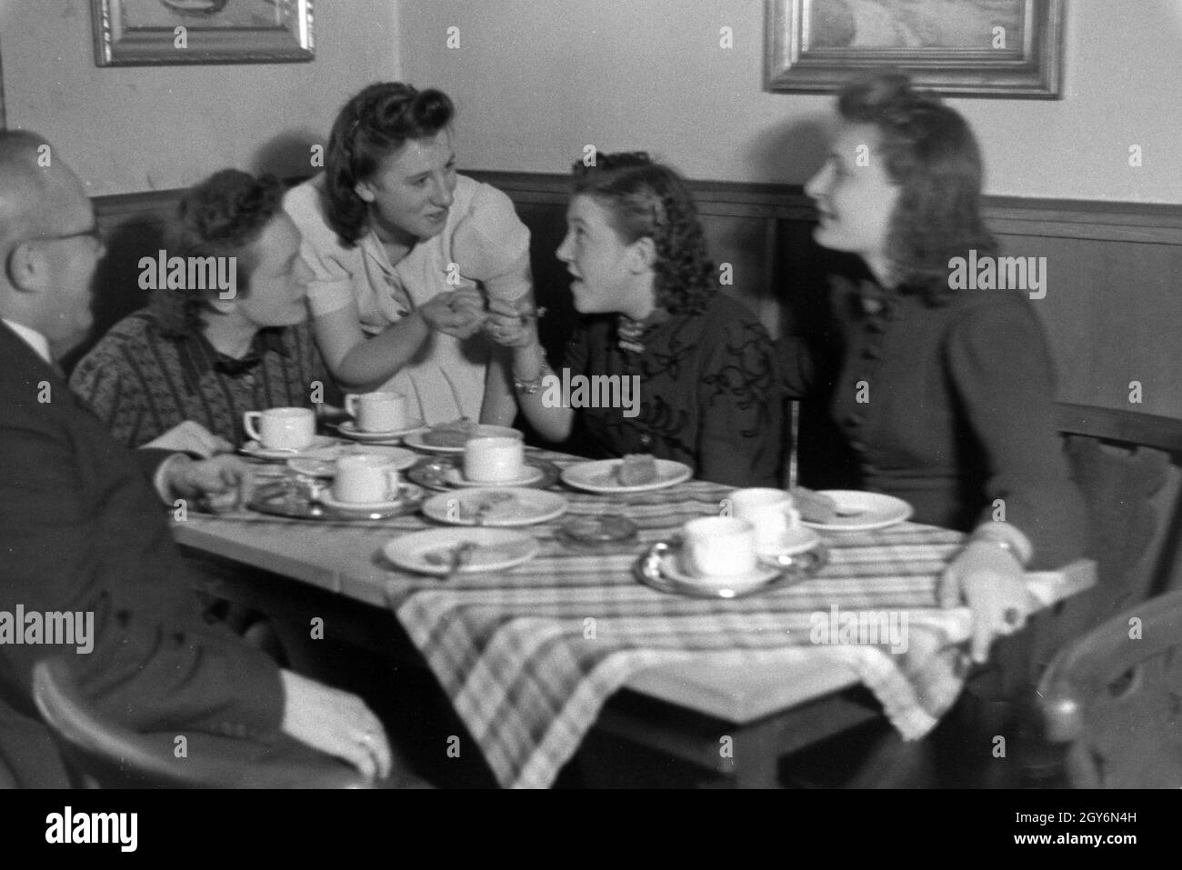 Die Weltmeisterin Anni Kapell mit Kollegen an der Kaffetafel, Deutsches Reich 1941. Champion du monde Anni Kapell avec nos collègues de la table à café, Allemagne 1941 Banque D'Images