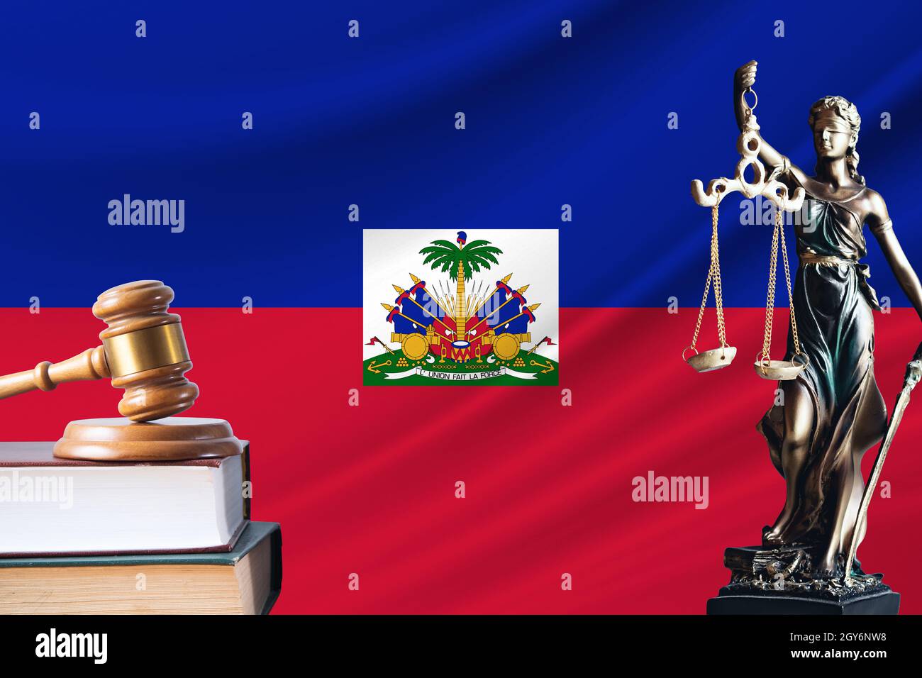 Droit et justice en Haïti. Statue de themis et le gavage du juge sur fond de drapeau d'Haïti. Droit et justice. Banque D'Images