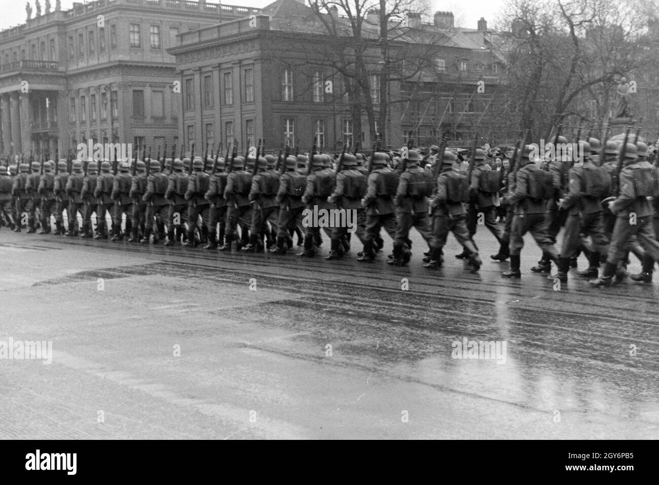 Der Zeremonie Überreichung der Sarajevotafel Kriegssouvenir als im Zeughaus, Unter den Linden, Berlin, Deutsches Reich 1941. Cérémonie de présentation de la plaque de Sarajevo comme un trophée dans l'Armory, Unter den Linden, Berlin, Allemagne 1941. Banque D'Images