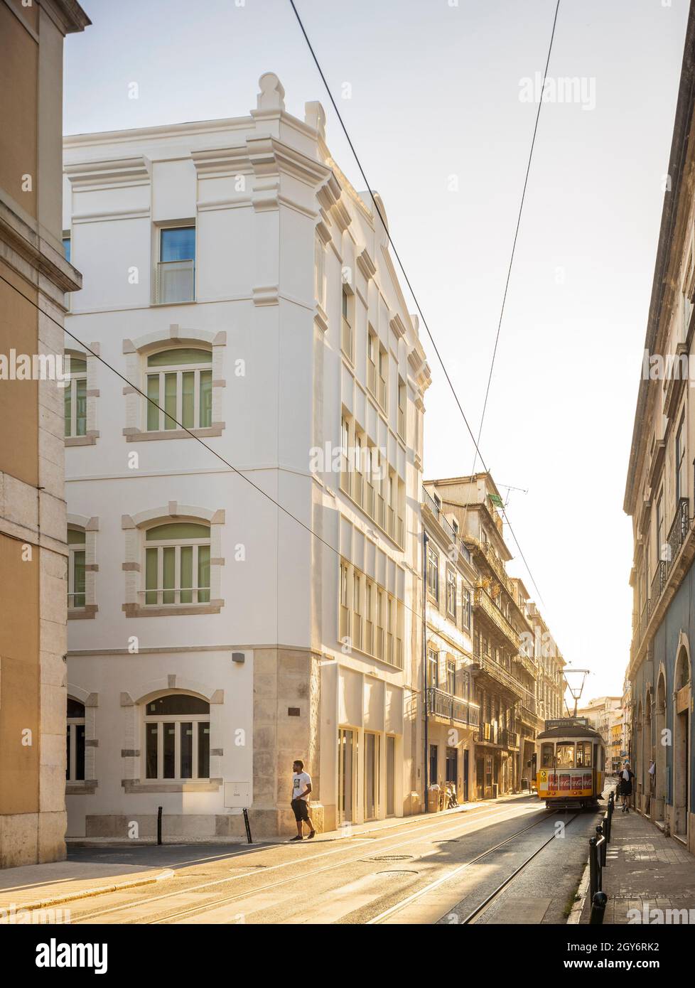 Vue du matin - vue arrière sur la rue.Ribeira 11, Lisbonne, Portugal.Architecte : Ricardo Carvalho Arquitectos & Associados, 2019. Banque D'Images