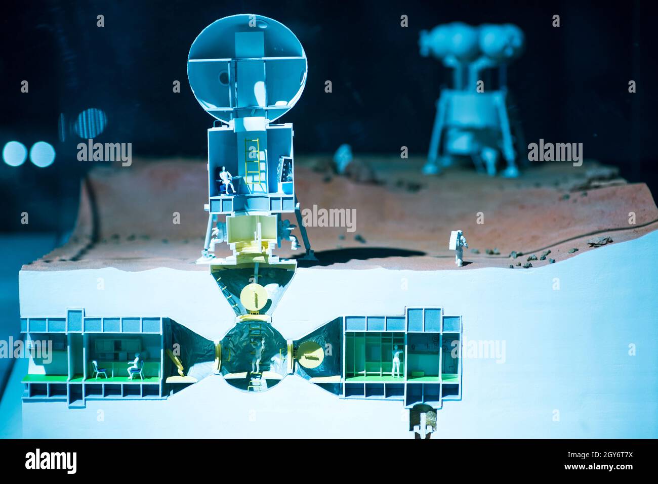 Base spatiale lunaire. Planète Espace Rover pour préparer la surface de ...