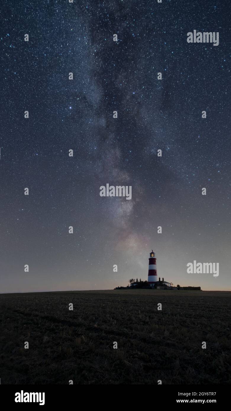 Une image nocturne du phare de Happisburgh (Norfolk) avec la voie lactée Banque D'Images